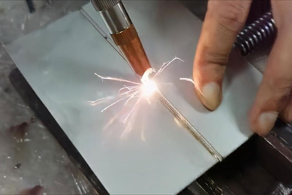 手持式激光焊接機(jī)與傳統(tǒng)焊接機(jī)比有什么優(yōu)勢(shì)？